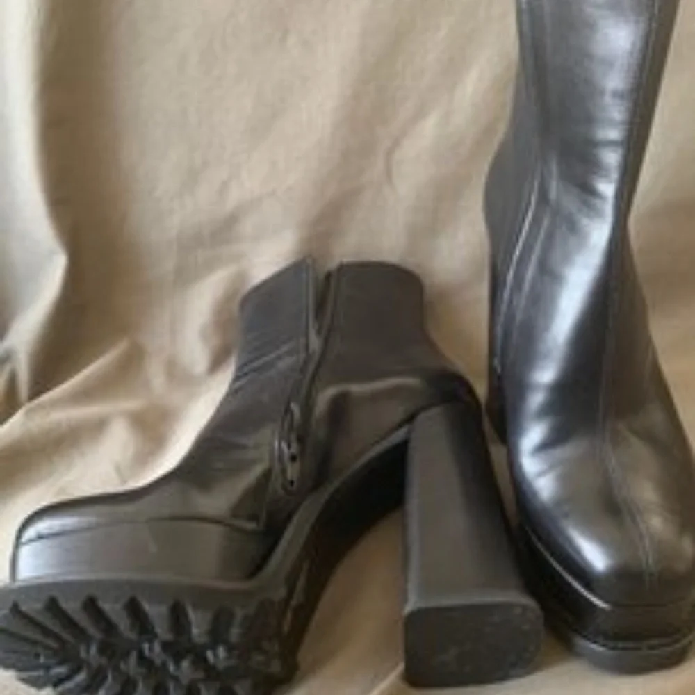 Black Leather Stylish Boots/Booties MADE IN ITALY - Picture 2 of 3